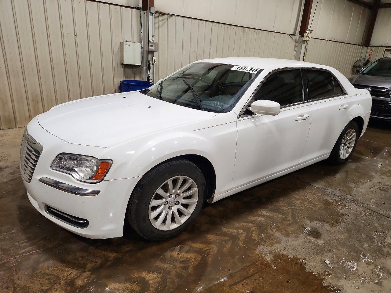 2012 CHRYSLER 300 Base/Limited — Front 3/4