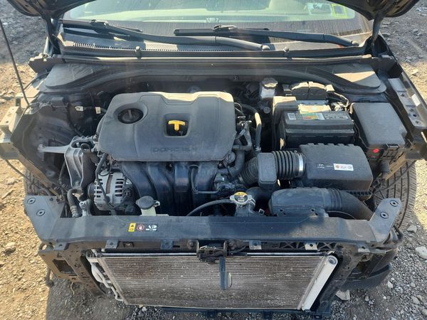 2019 HYUNDAI ELANTRA SE — Engine bay