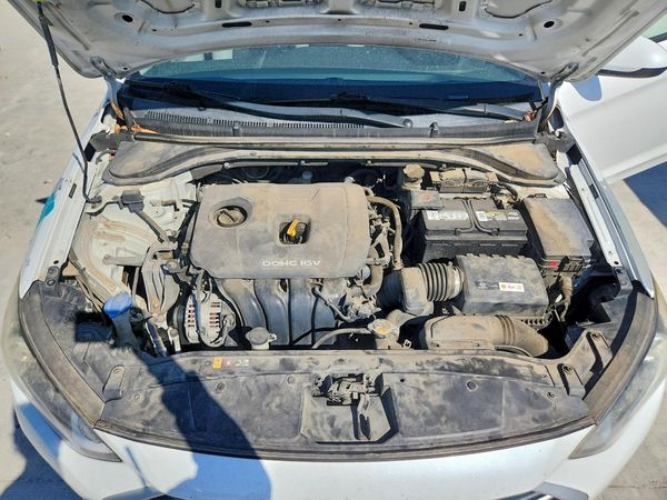 2017 HYUNDAI ELANTRA SE Base — Engine bay