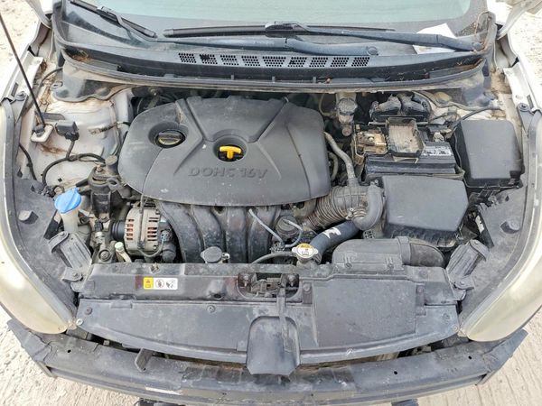 2014 HYUNDAI ELANTRA GLS(Middle) — Engine bay