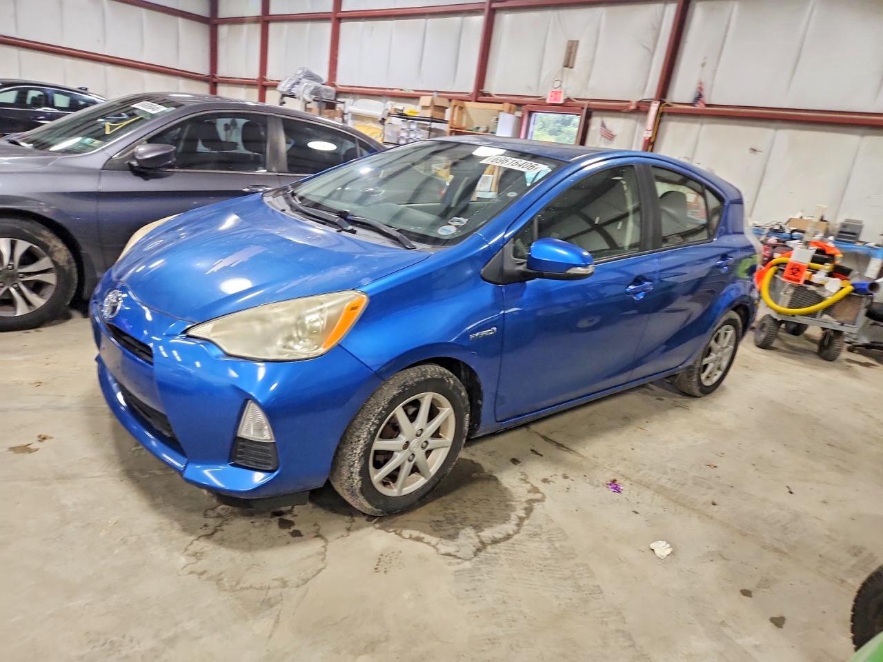 2013 TOYOTA PRIUS C TH — Front 3/4