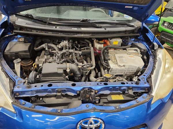2013 TOYOTA PRIUS C TH — Engine bay