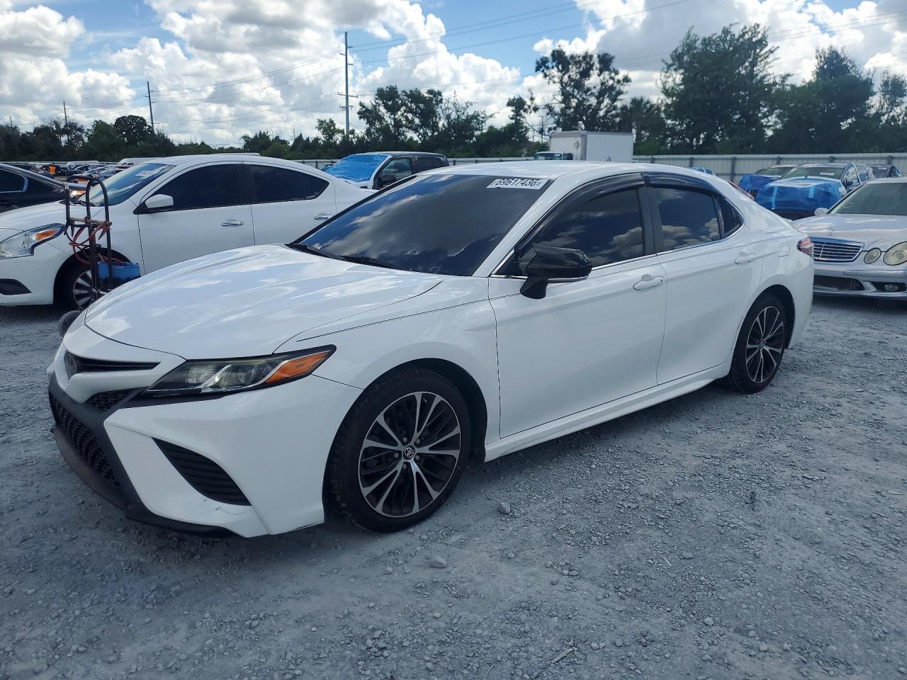 2018 TOYOTA CAMRY L/LE/SE/XLE — Front 3/4