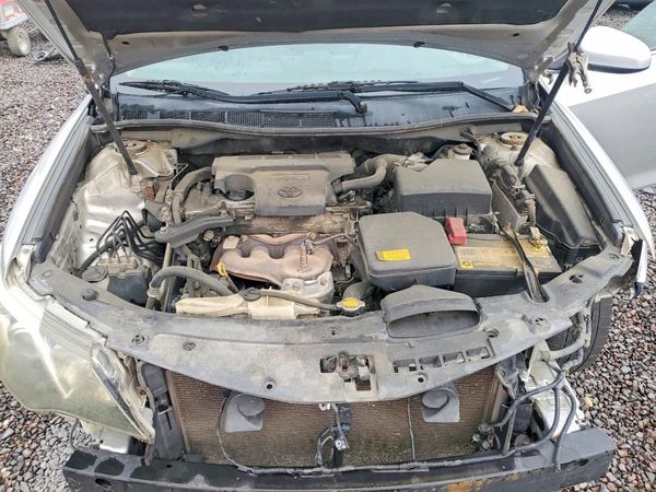 2013 TOYOTA CAMRY — Engine bay