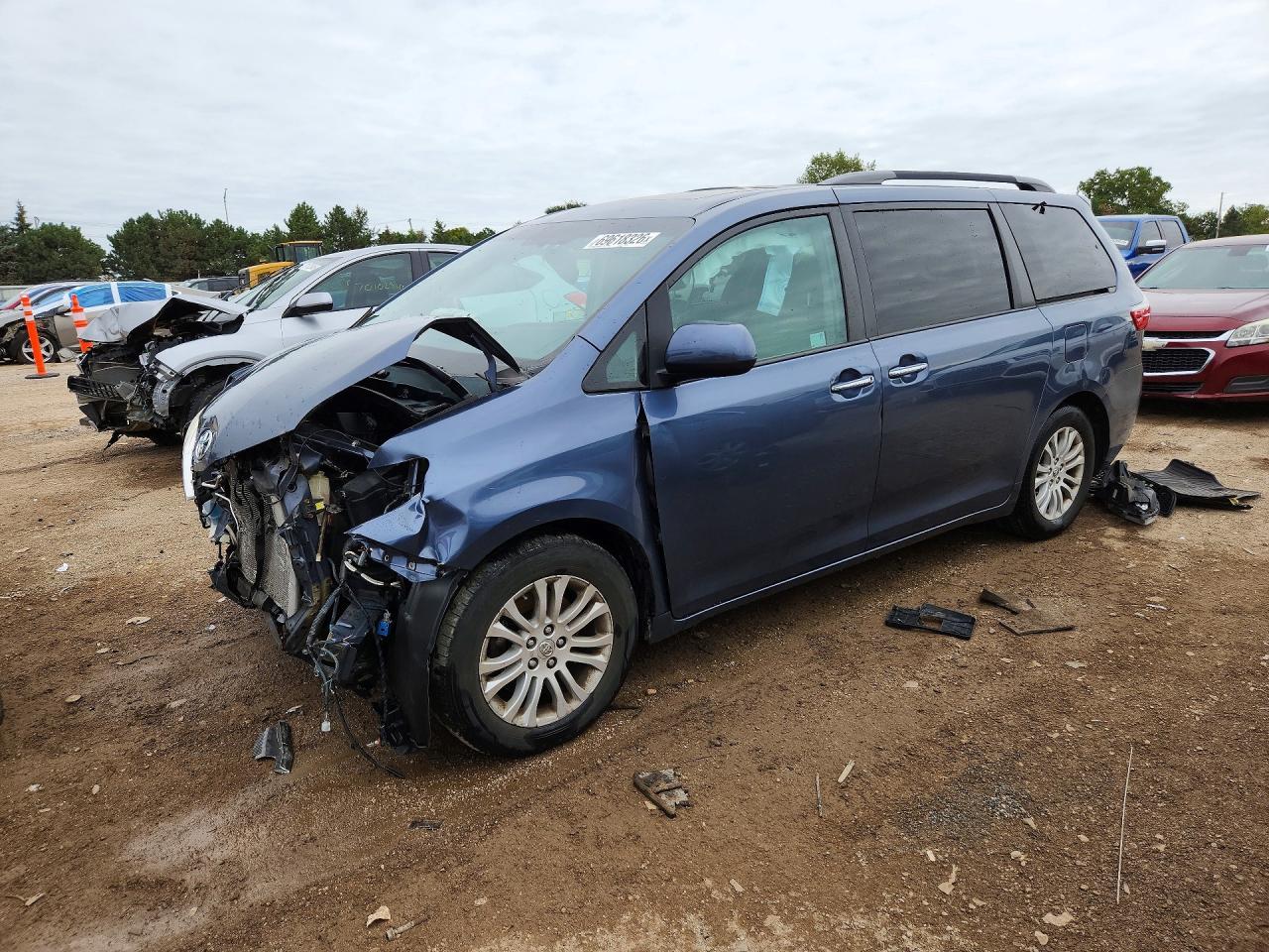 2015 TOYOTA SIENNA — Front 3/4