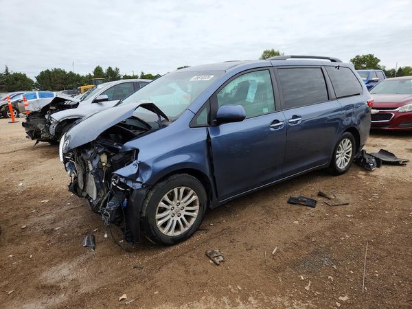 2015 TOYOTA SIENNA — DSFA — Front 3/4