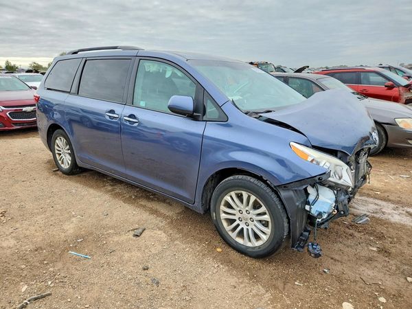 2015 TOYOTA SIENNA — Passenger 3/4