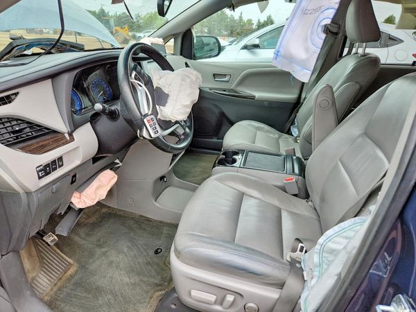 2015 TOYOTA SIENNA — DENT