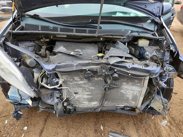 2015 TOYOTA SIENNA — Engine bay