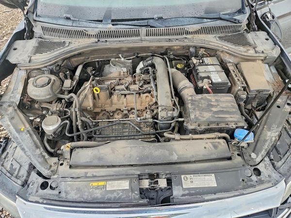 2019 VOLKSWAGEN JETTA — Engine bay