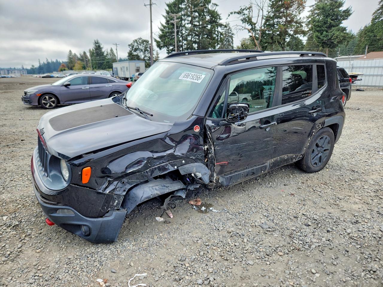 2018 JEEP RENEGADE Trailhawk — Front 3/4
