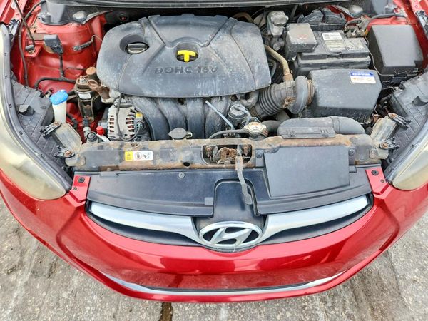 2013 HYUNDAI ELANTRA — Engine bay