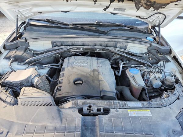 2012 AUDI Q5 Prestige — Engine bay