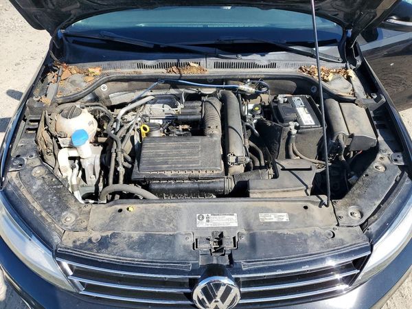 2017 VOLKSWAGEN JETTA SE — Engine bay