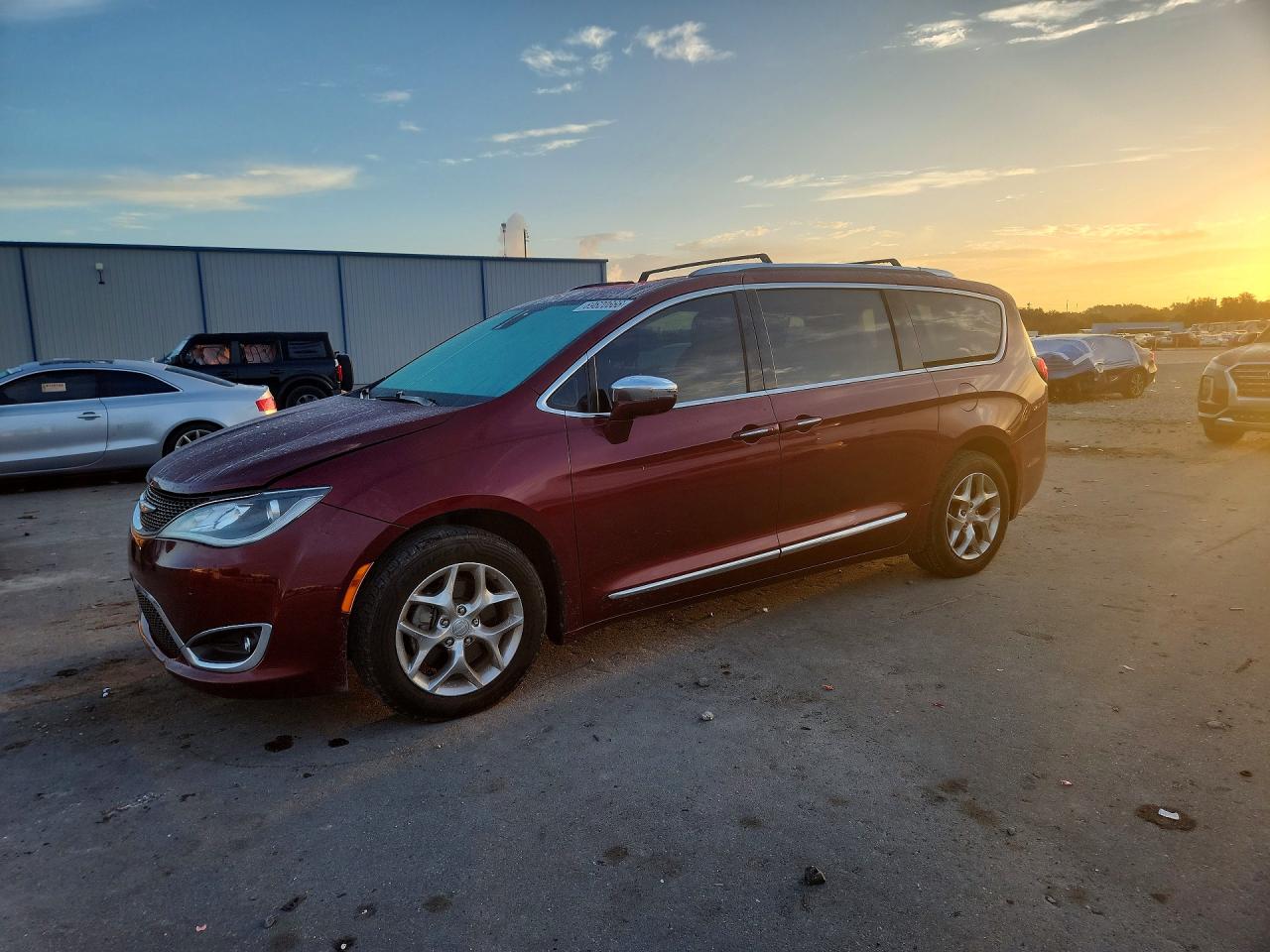 2017 CHRYSLER PACIFICA Limited — Front 3/4
