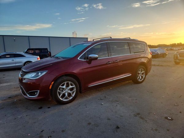 2017 CHRYSLER PACIFICA Limited — Front 3/4