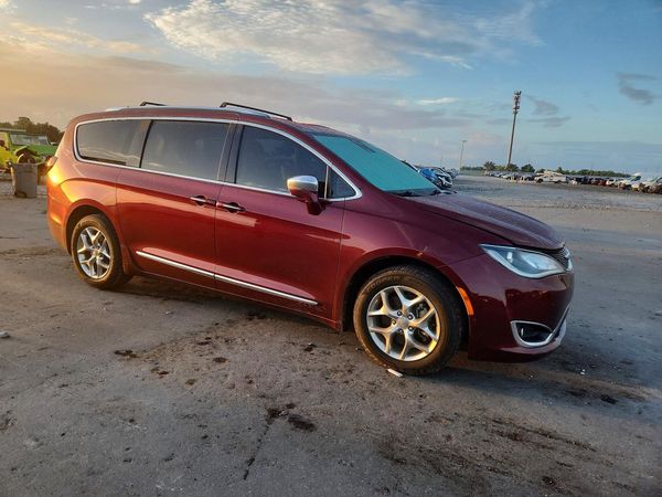 2017 CHRYSLER PACIFICA Limited — Passenger 3/4