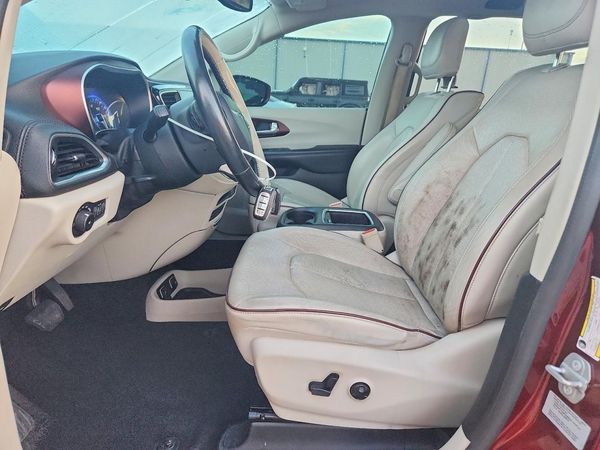 2017 CHRYSLER PACIFICA Limited — DENT