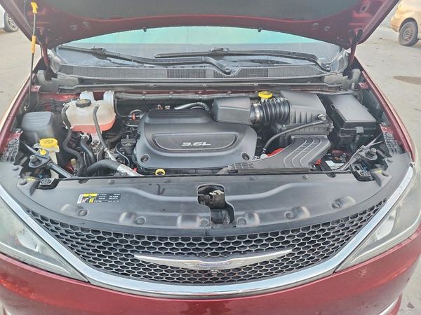 2017 CHRYSLER PACIFICA Limited — Engine bay