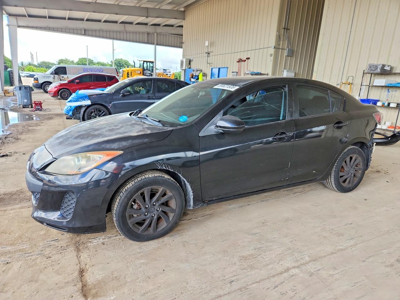 2013 MAZDA 3 Touring/GS — Front 3/4