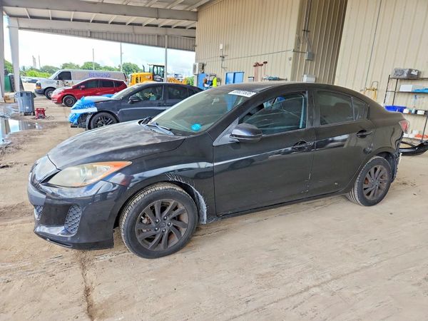 2013 MAZDA 3 Touring/GS — Front 3/4