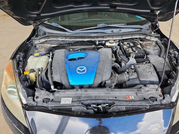 2013 MAZDA 3 Touring/GS — Engine bay