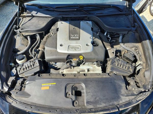 2013 INFINITI G37 — Engine bay