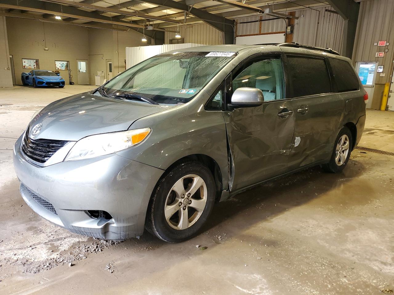 2014 TOYOTA SIENNA — Front 3/4