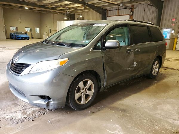 2014 TOYOTA SIENNA — DSFA — Front 3/4