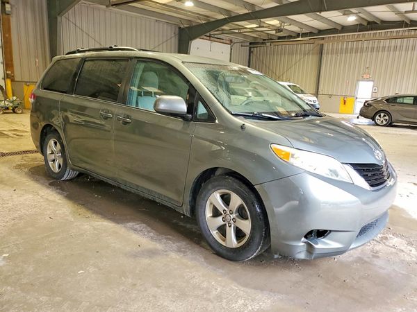 2014 TOYOTA SIENNA — Passenger 3/4