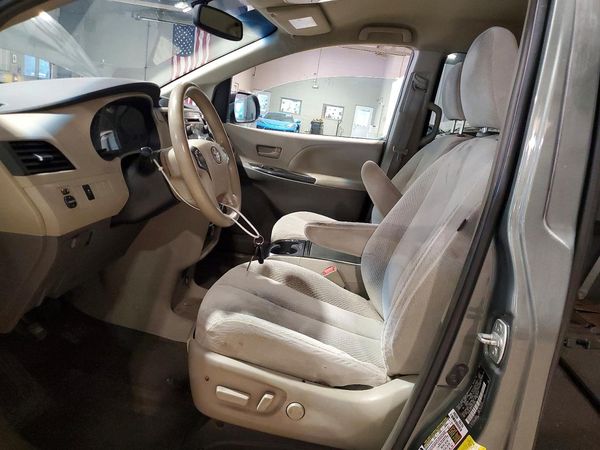 2014 TOYOTA SIENNA — DENT