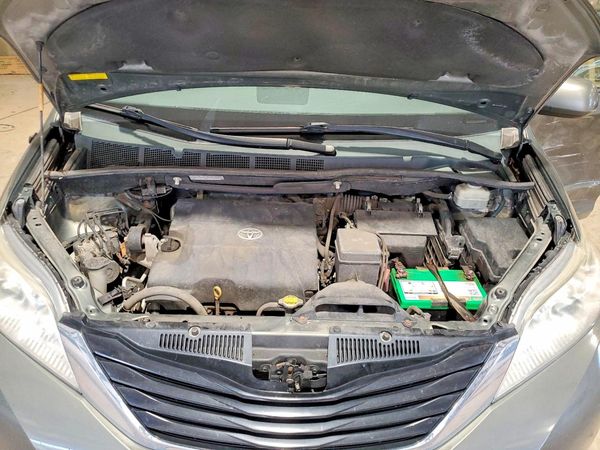 2014 TOYOTA SIENNA — Engine bay