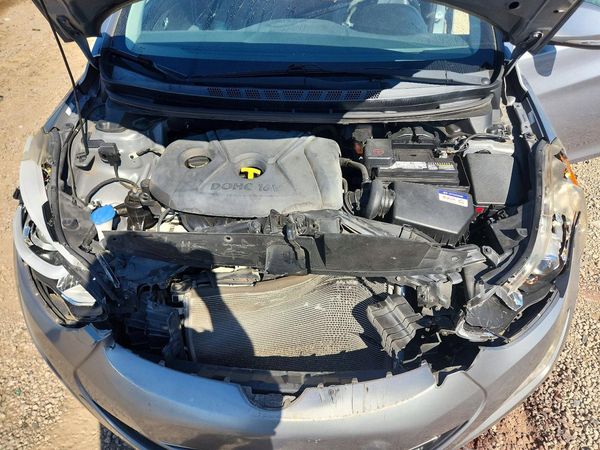 2015 HYUNDAI ELANTRA — Engine bay