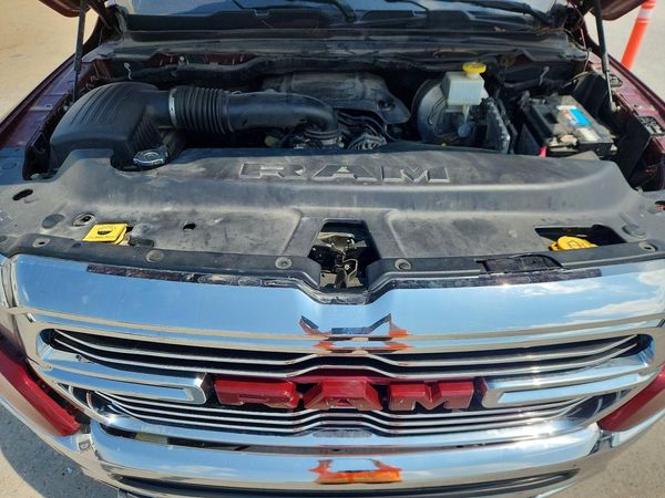 2019 RAM 1500 Laramie — Engine bay