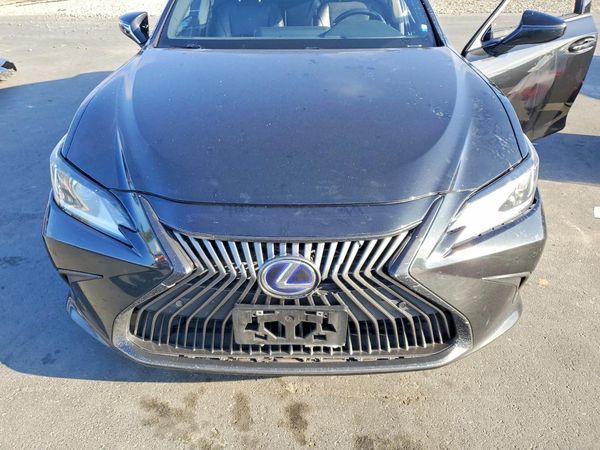 2021 LEXUS ES 300h Premium — Engine bay