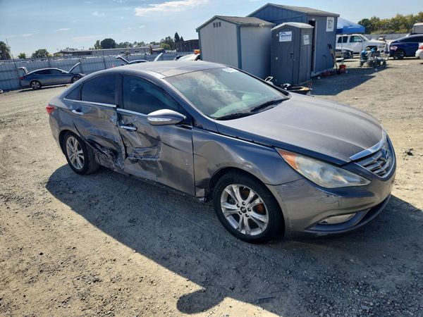 2013 HYUNDAI SONATA — Passenger 3/4