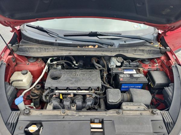 2012 HYUNDAI TUCSON GLS — Engine bay