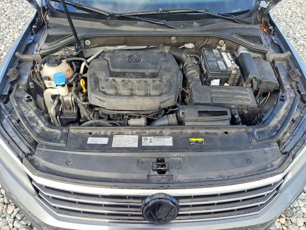 2018 VOLKSWAGEN PASSAT SE, SE w/ Technology — Engine bay