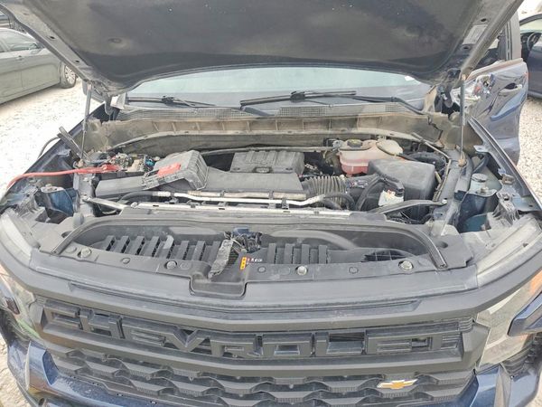 2023 CHEVROLET SILVERADO Custom — Engine bay