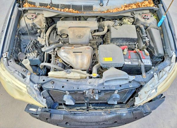 2014 TOYOTA CAMRY — Engine bay