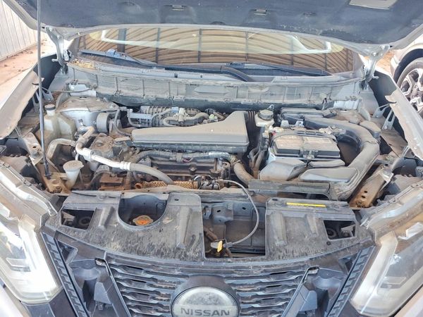 2018 NISSAN ROGUE — Engine bay