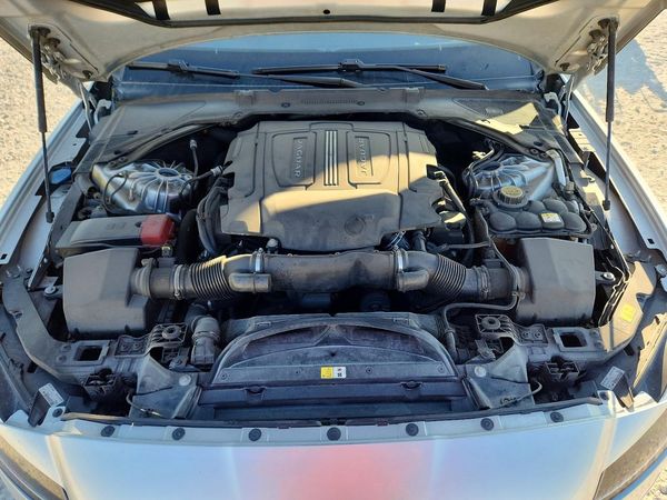 2017 JAGUAR XF Premium — Engine bay