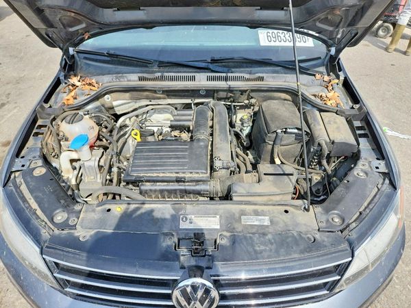 2017 VOLKSWAGEN JETTA SE — Engine bay
