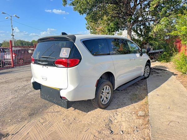 2022 CHRYSLER VOYAGER LX