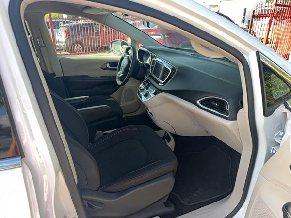 2022 CHRYSLER VOYAGER LX