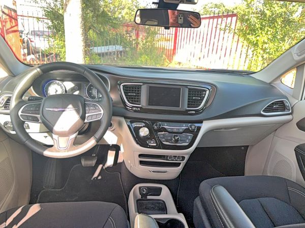 2022 CHRYSLER VOYAGER LX
