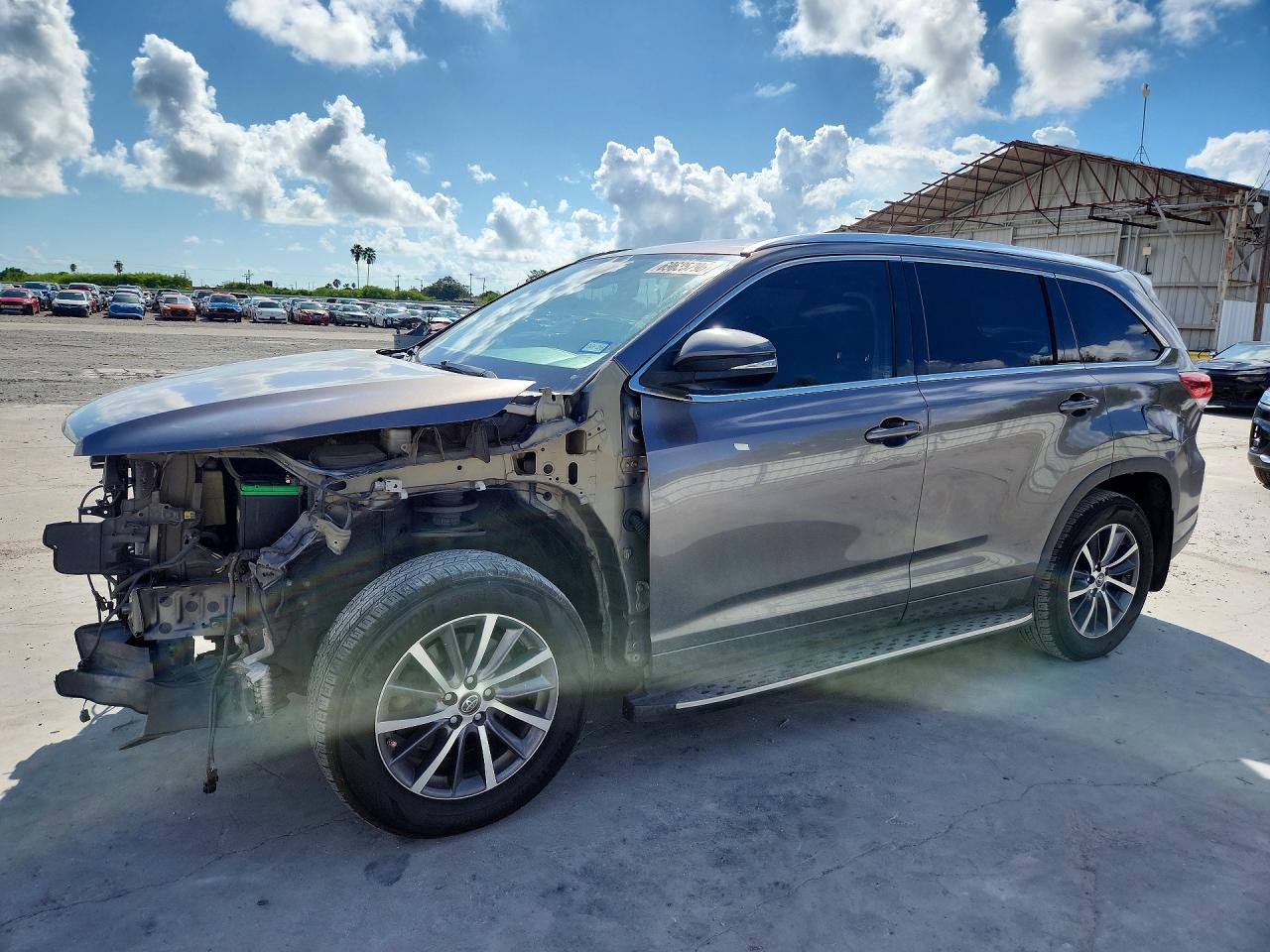 2017 TOYOTA HIGHLANDER SE/XLE — Front 3/4