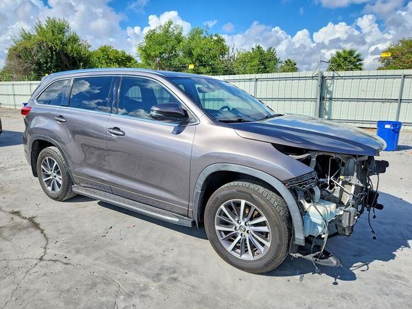 2017 TOYOTA HIGHLANDER SE/XLE — Passenger 3/4