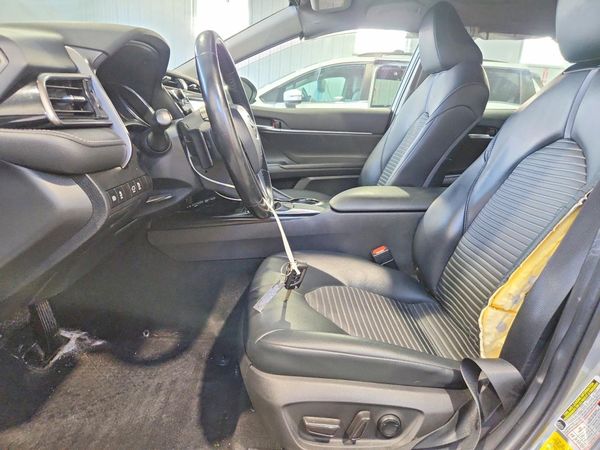 2020 TOYOTA CAMRY SE — DENT