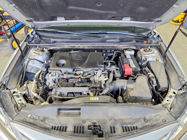 2020 TOYOTA CAMRY SE — Engine bay